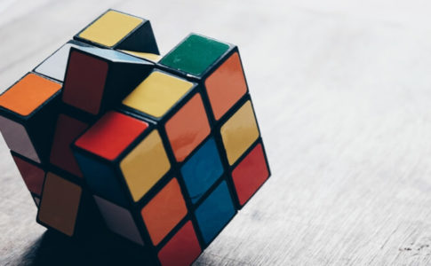 【ルービックキューブの揃え方】必要な準備や回し方を覚えるコツ