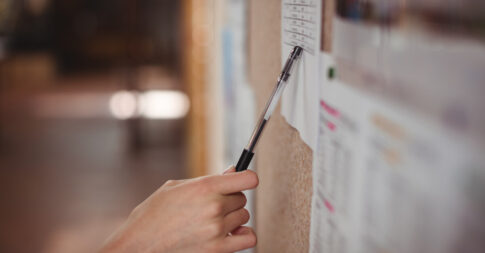 掲示物を眺める人