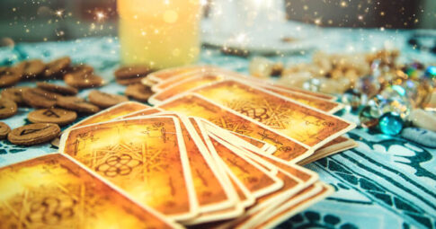 いつ連絡がくるかはタロット占いでわかる?当たると評判の占い師を紹介