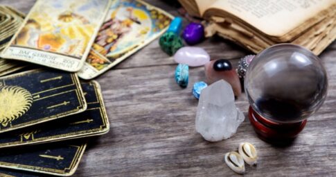 タロット占いはなぜ当たる?的中する理由や占ってもらう際の注意点を紹介